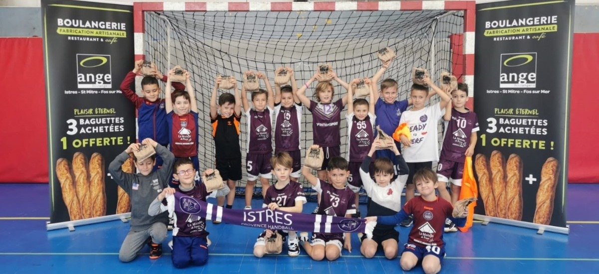 Les jeunes fêtent la galette